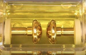 Oil-filled breakdown-voltage test cell with opposing electrodes