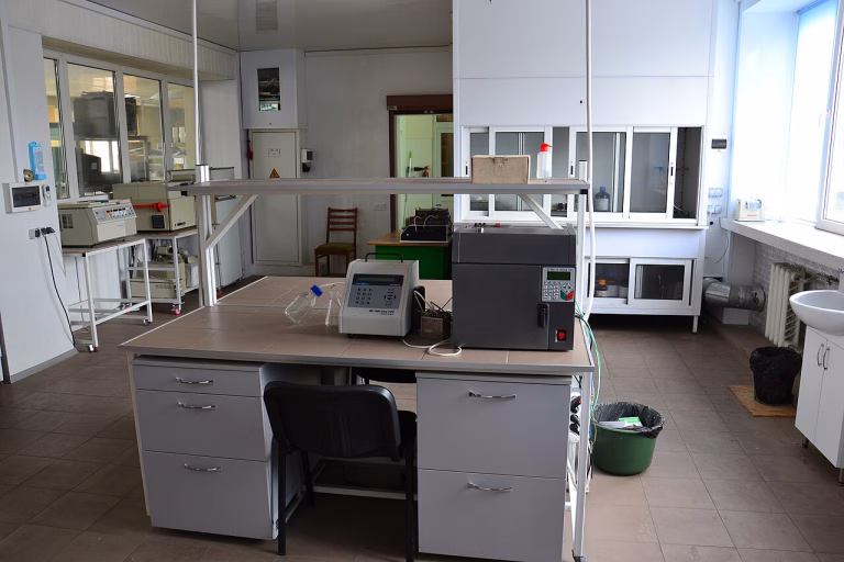 A NeoCHROM gas chromatograph on a laboratory bench.